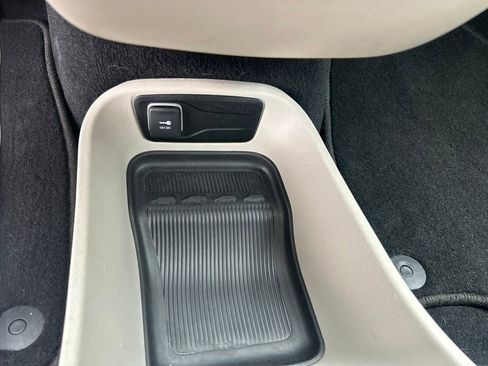 Used 2023 Chrysler Pacifica Touring-L FWD image 21