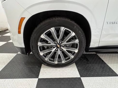 Used 2025 Chevrolet Tahoe High Country AWD/4WD image 11