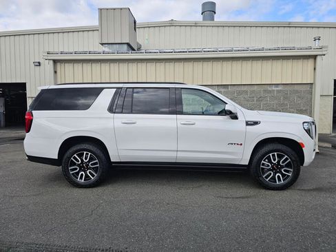 Used 2024 GMC Yukon XL AT4 w/ Technology Package AWD/4WD image 9