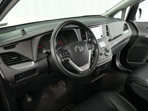 Used 2020 Toyota Sienna SE FWD image 36