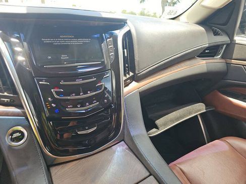Used 2018 Cadillac Escalade Premium Luxury AWD/4WD image 4