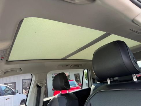 Used 2022 Volkswagen Tiguan SE w/ Panoramic Sunroof Package FWD image 16