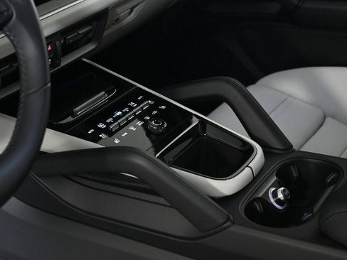 Certified 2025 Porsche Cayenne S image 21