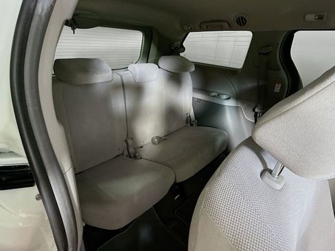 Used 2018 Toyota Sienna L FWD image 23