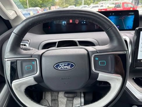 Used 2025 Ford Expedition Platinum w/ Driver's Package AWD/4WD image 12