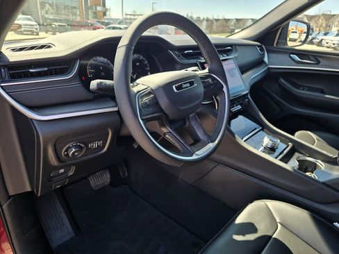 Used 2025 Jeep Grand Cherokee Limited image 11