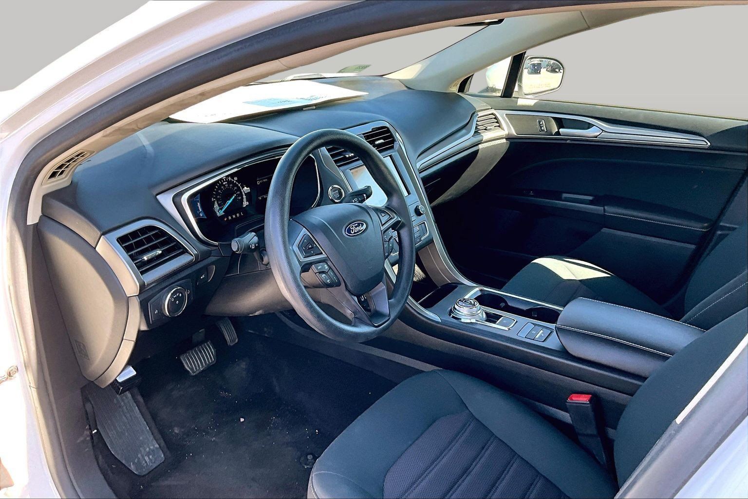 Used 2020 Ford Fusion SE FWD image 12