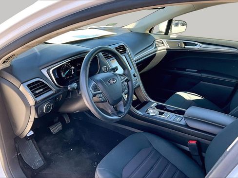 Used 2020 Ford Fusion SE FWD image 12