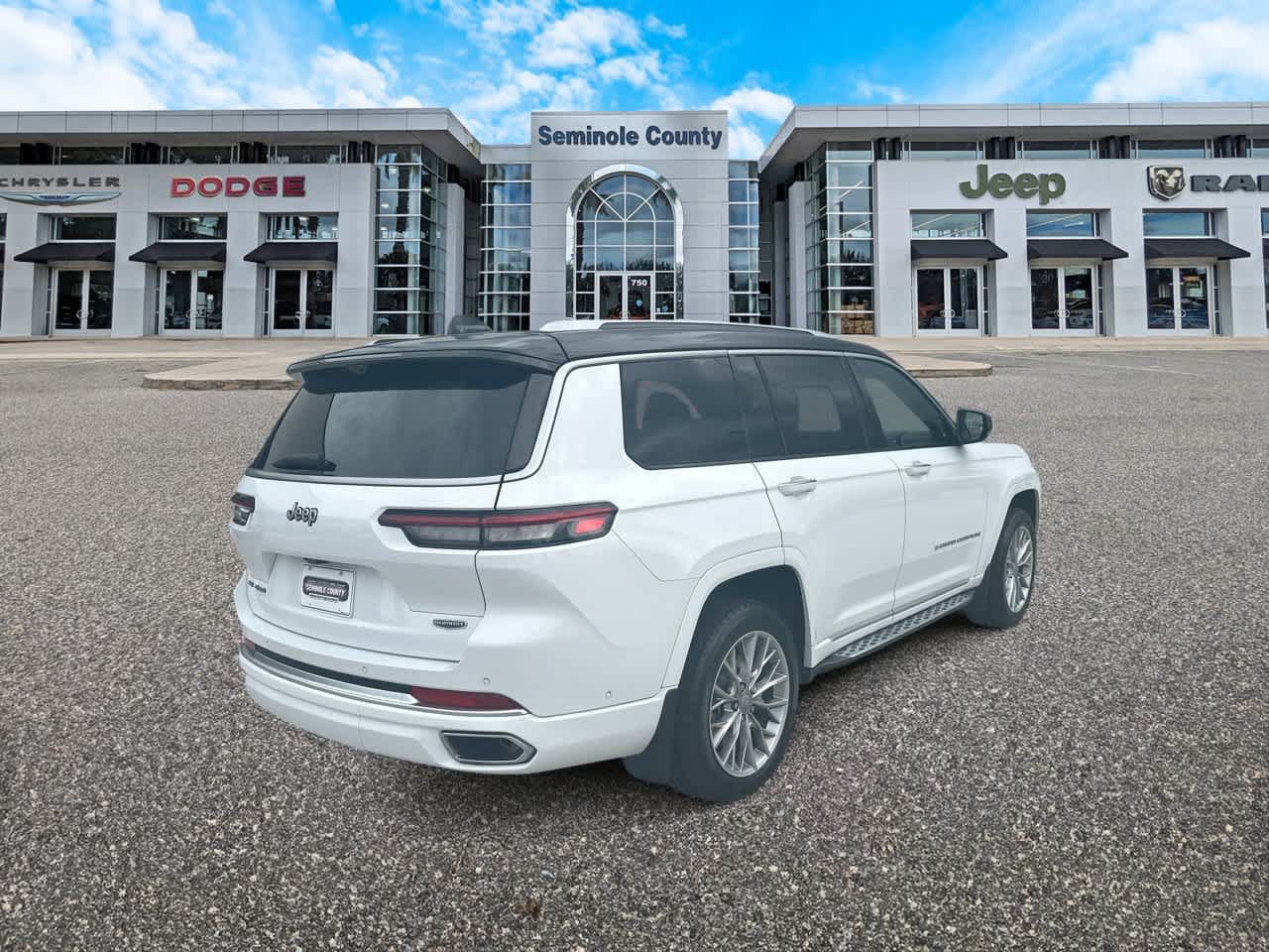 Used 2022 Jeep Grand Cherokee L Summit w/ Advanced Protech Group IV AWD/4WD image 8