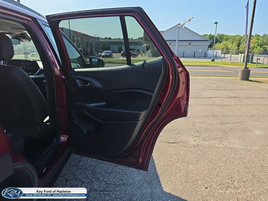 Used 2025 Chevrolet Trax LT FWD image 40