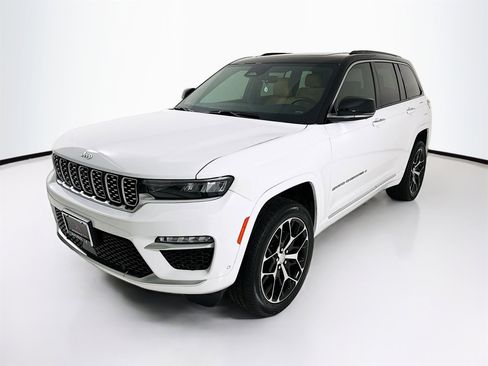 Used 2025 Jeep Grand Cherokee Summit image 3