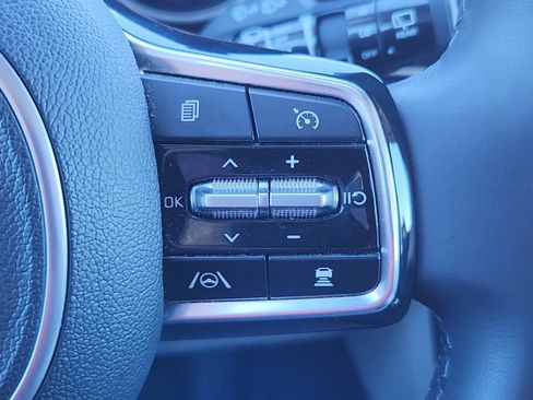 Used 2024 Kia Carnival EX image 13