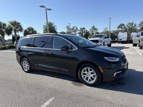 Used 2022 Chrysler Pacifica Touring-L FWD image 1