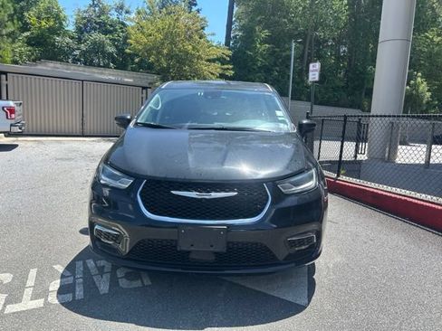 Used 2023 Chrysler Pacifica Touring-L FWD image 2