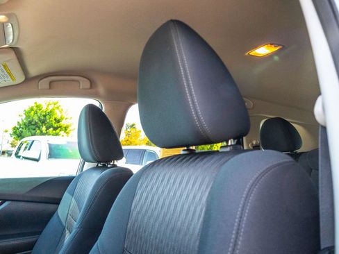 Used 2018 Nissan Rogue SV w/ Premium Package FWD image 17