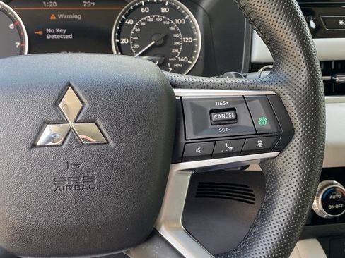 Used 2025 Mitsubishi Outlander SE AWD/4WD image 14