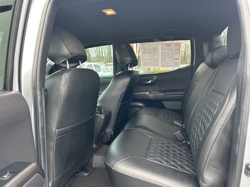 Used 2022 Toyota Tacoma TRD Off-Road w/ Technology Package image 15