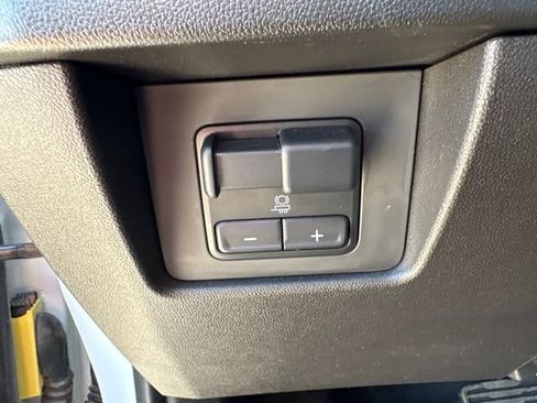 Used 2024 GMC Canyon AT4 w/ Technology Package AWD/4WD image 17