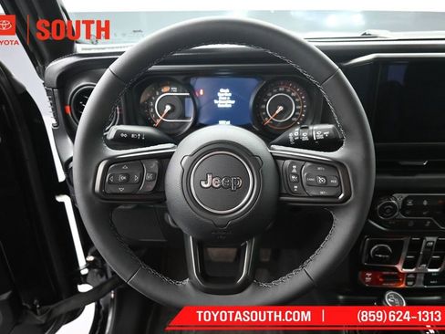 Used 2026 Jeep Wrangler Unlimited Rubicon AWD/4WD image 19