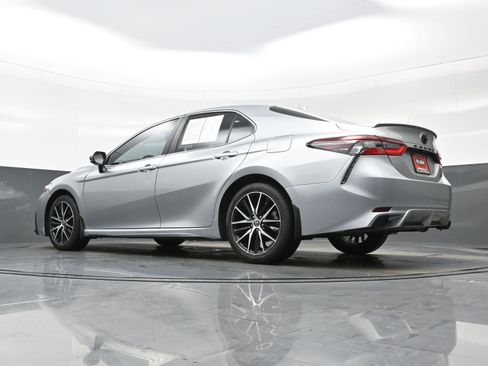 Used 2024 Toyota Camry SE image 29