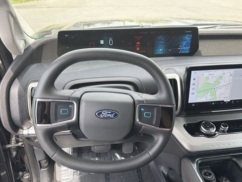 Used 2025 Ford Expedition Active AWD/4WD image 18