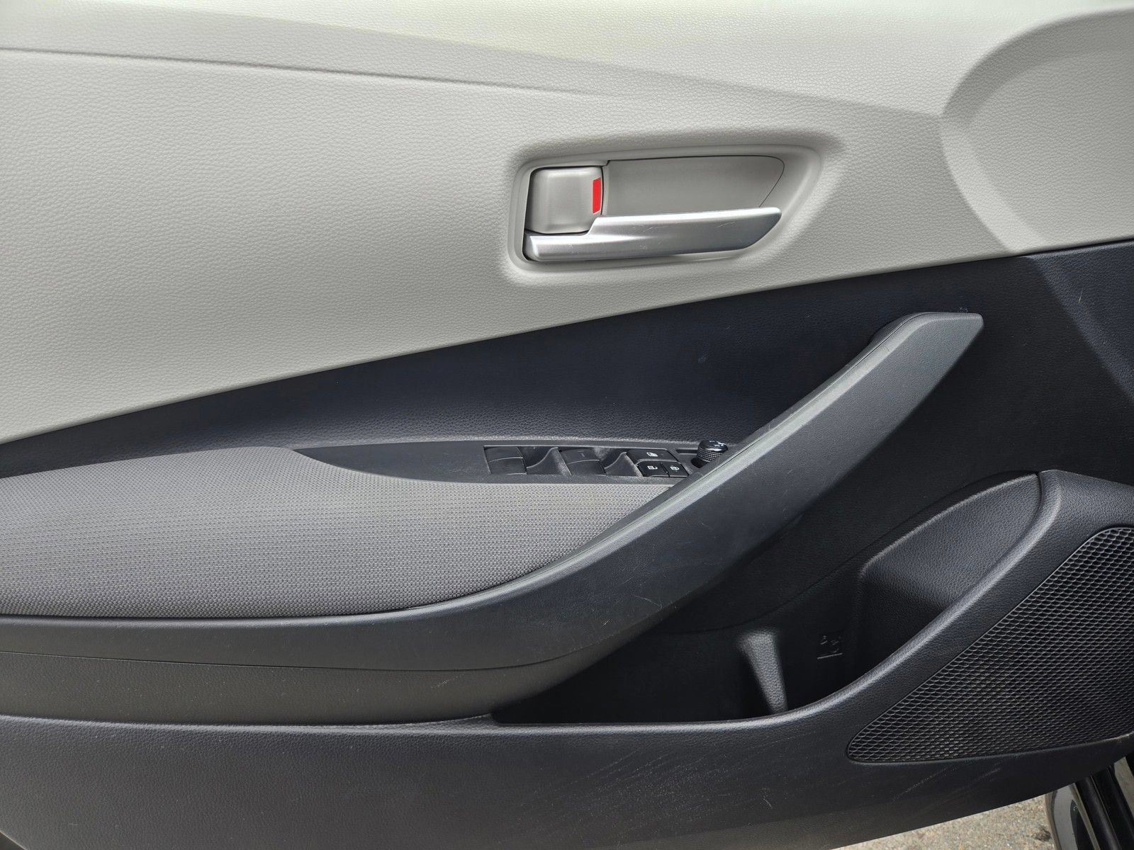 Used 2020 Toyota Corolla LE w/ Carpet Mat Package (TMS) FWD image 15