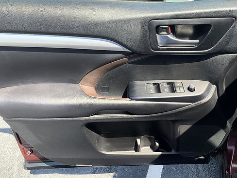 Certified 2018 Toyota Highlander XLE AWD/4WD image 9