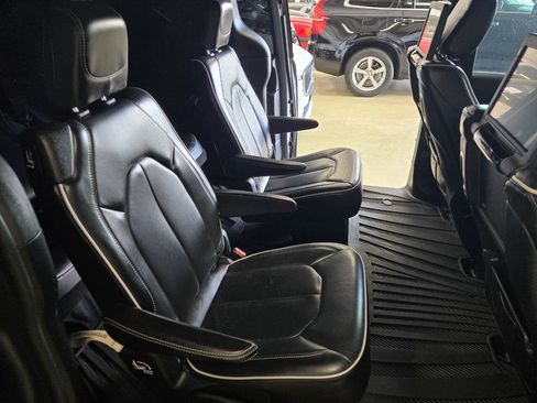 Used 2020 Chrysler Pacifica Limited w/ Advanced Safetytec Group FWD image 16
