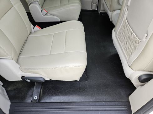 Used 2018 Dodge Grand Caravan SE image 32