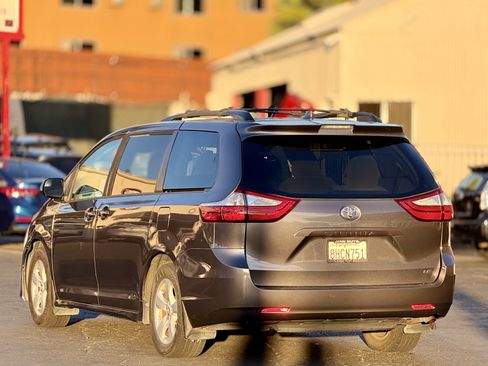 Used 2019 Toyota Sienna LE w/ Carpet Mat Package FWD image 11