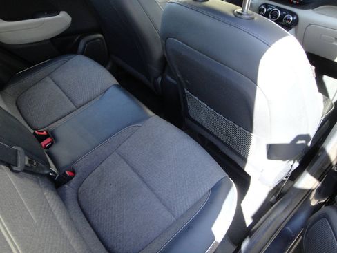 Used 2023 Hyundai Venue Limited FWD image 13
