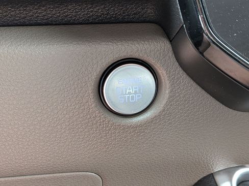 Used 2025 Kia Carnival FWD image 26