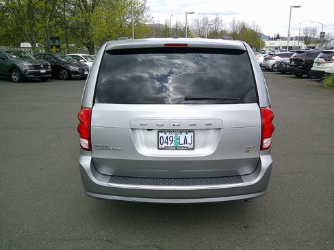 Used 2017 Dodge Grand Caravan GT image 4