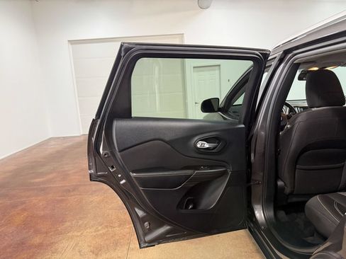 Used 2014 Jeep Cherokee Latitude FWD image 45