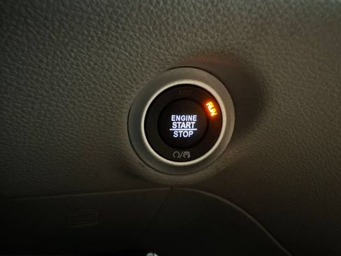 Used 2024 Chrysler Pacifica Limited FWD image 44