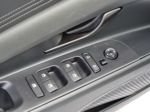 Certified 2025 Hyundai Elantra Sport image 19