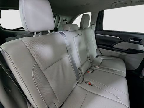 Used 2017 Toyota Highlander Limited image 29
