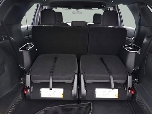 Used 2018 Ford Explorer XLT image 15