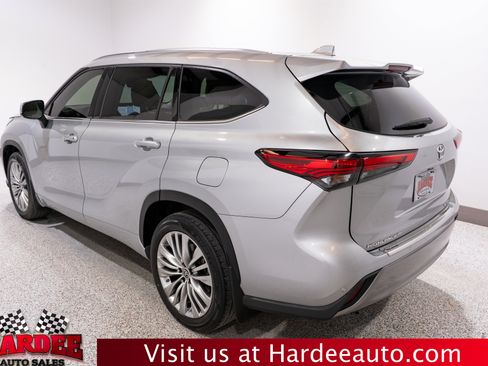 Used 2022 Toyota Highlander Platinum FWD image 3