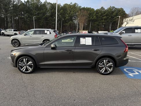 Used 2025 Volvo V60 B5 Cross Country Plus image 3