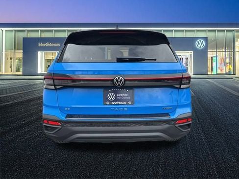Certified 2025 Volkswagen Taos SE image 5