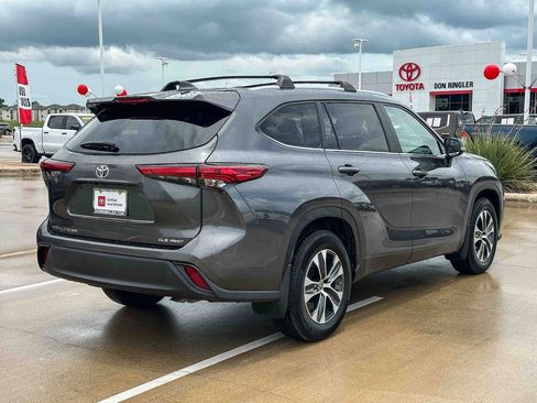 Used 2023 Toyota Highlander XLE AWD/4WD image 3