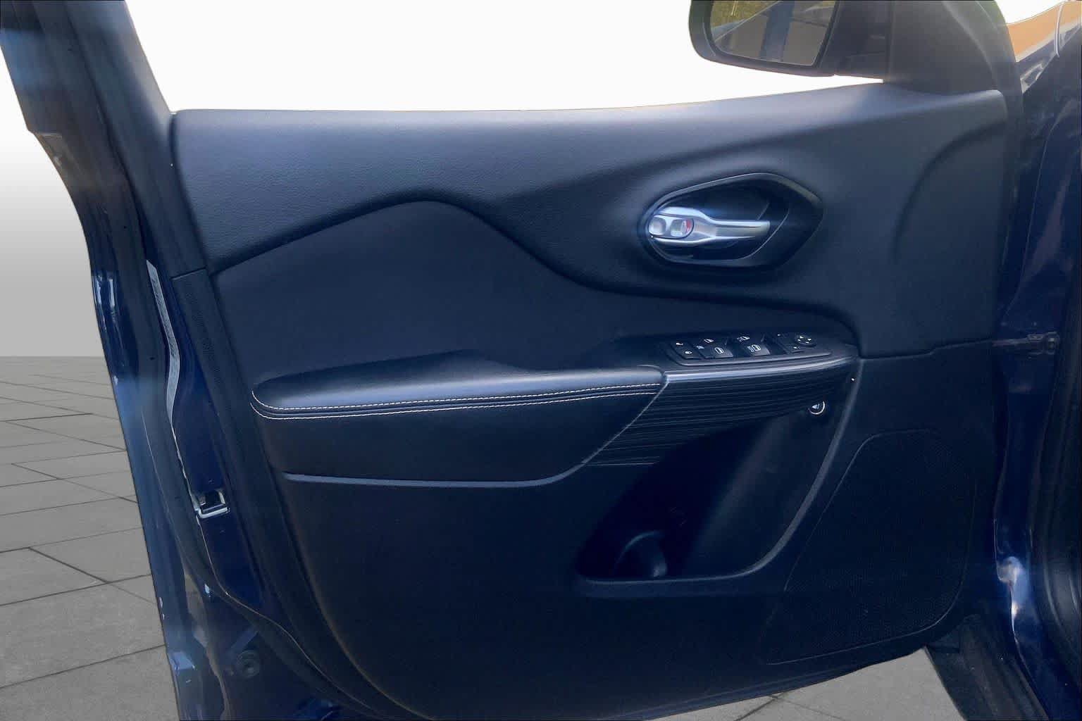 Used 2015 Jeep Cherokee Latitude FWD image 20