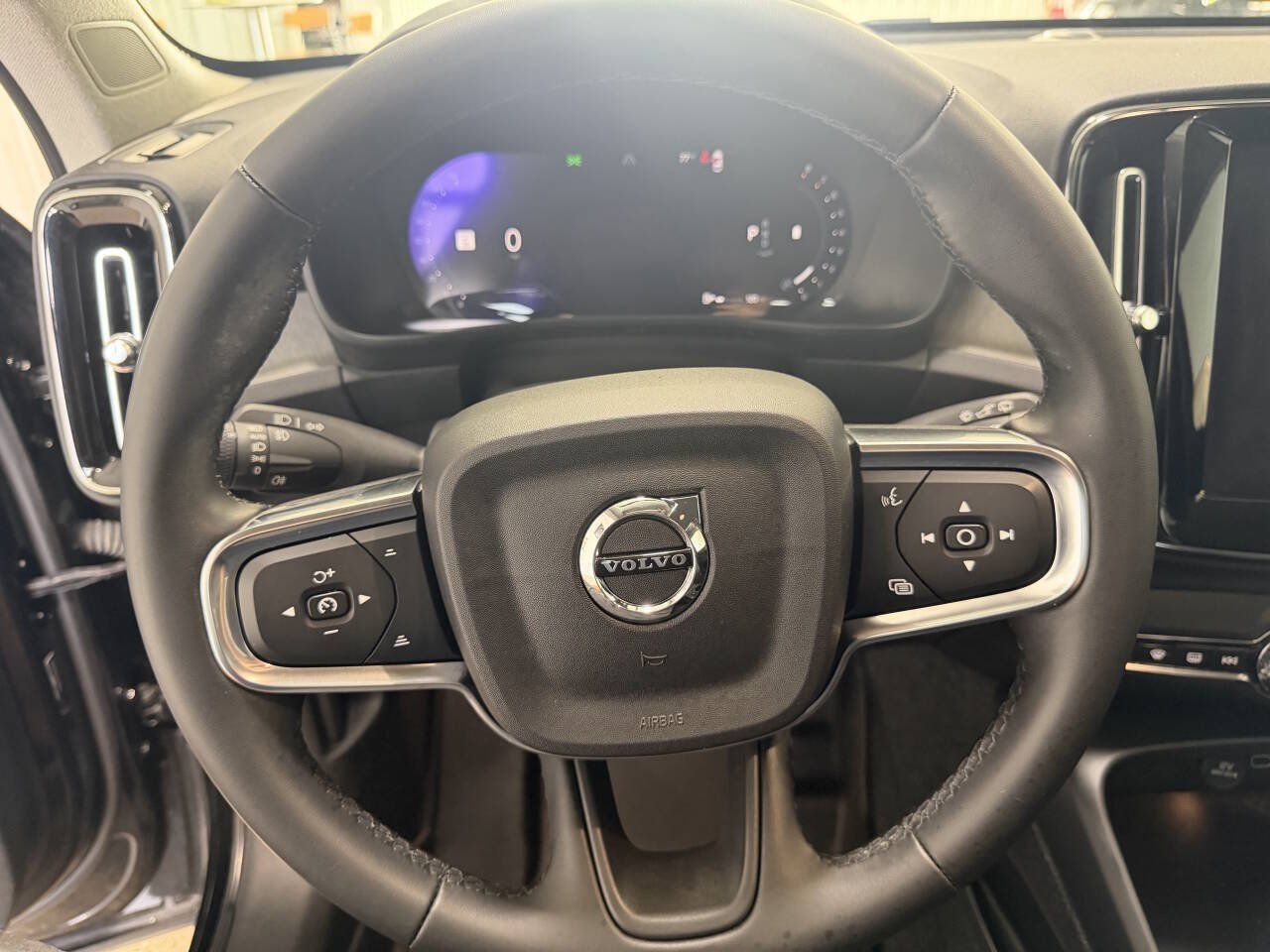 Used 2023 Volvo XC40 B4 Core FWD image 14