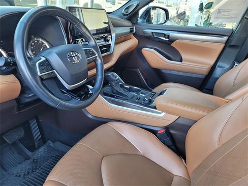Used 2022 Toyota Highlander Platinum image 11