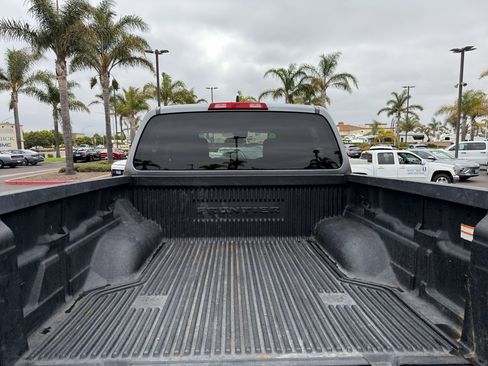 Used 2024 Nissan Frontier SV RWD image 7