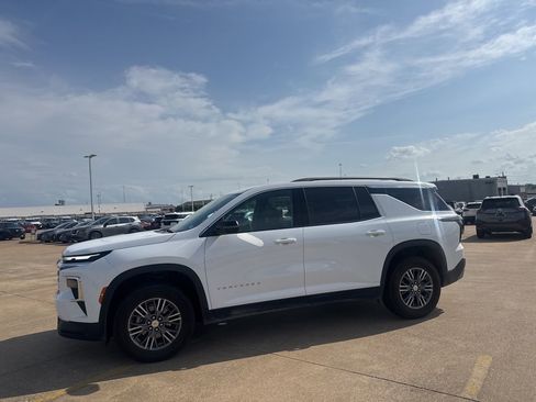 Used 2025 Chevrolet Traverse LT image 11