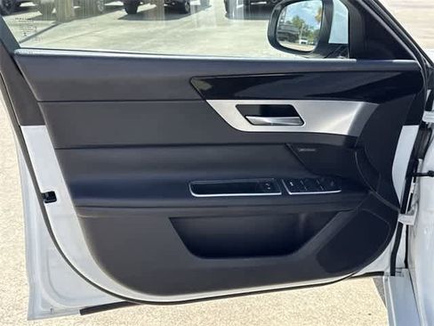 Used 2018 Jaguar XF 25t image 8