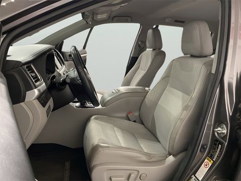 Used 2017 Toyota Highlander Plus image 8