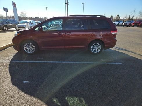 Used 2013 Toyota Sienna XLE image 2